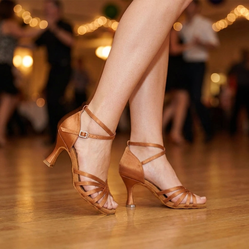 Chaussures de danse salsa bachata Esméralda satin caramel portées en soirée sur piste