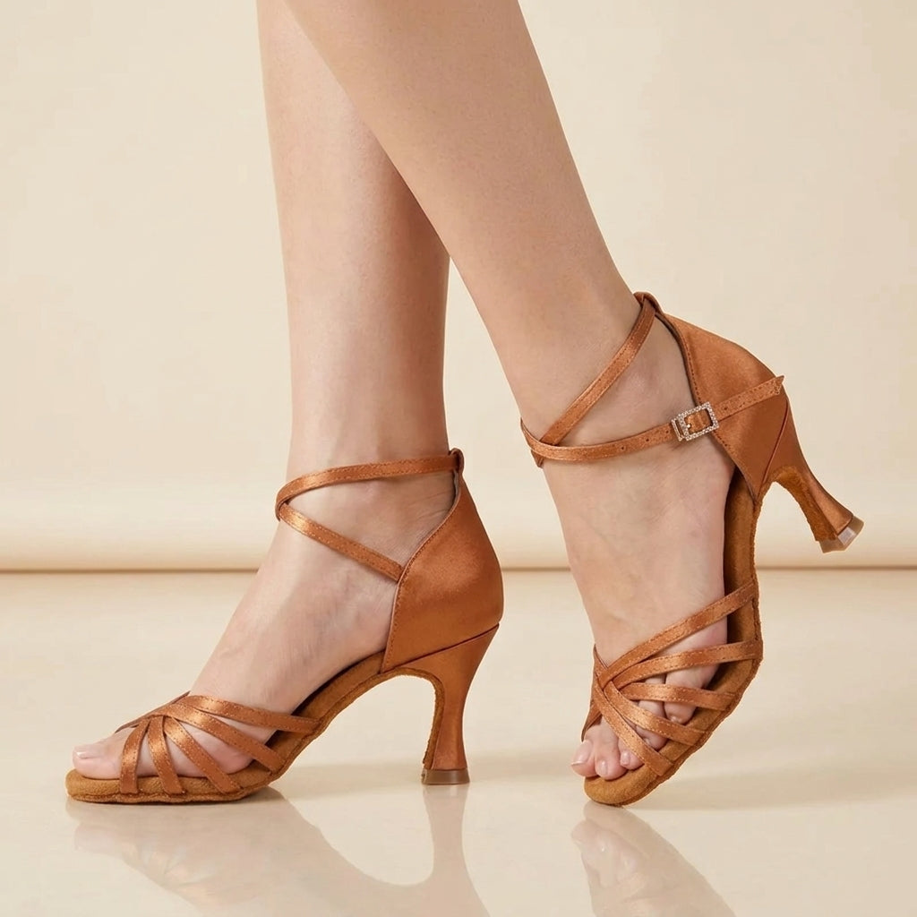 Escarpins de danse Esméralda satin caramel talon flare portés, vue studio