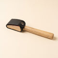 Brosse pour semelle daim avec manche en bois et étui en cuir refermé