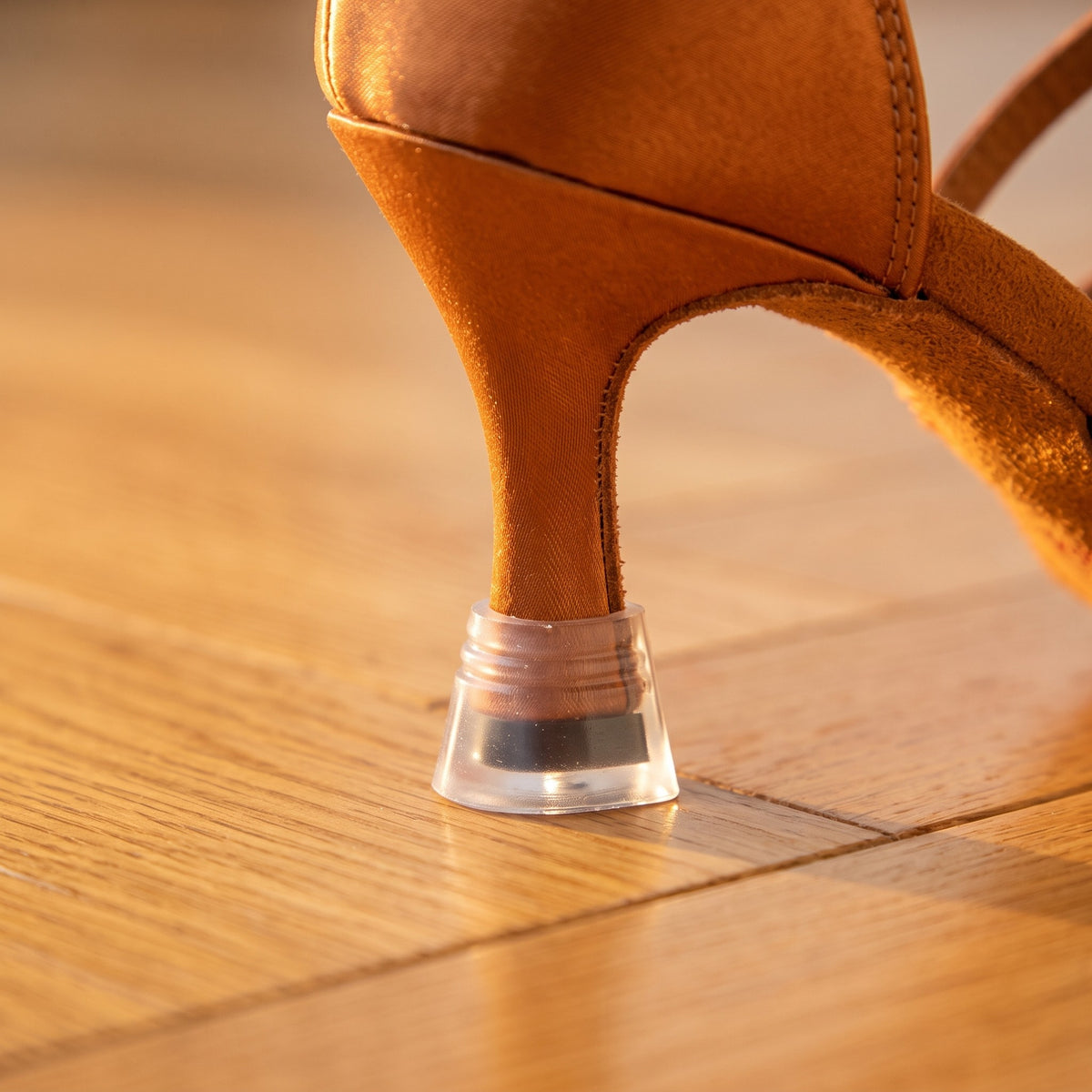 Protège-talon en silicone transparent sur le talon d'une chaussure de danse latine en satin